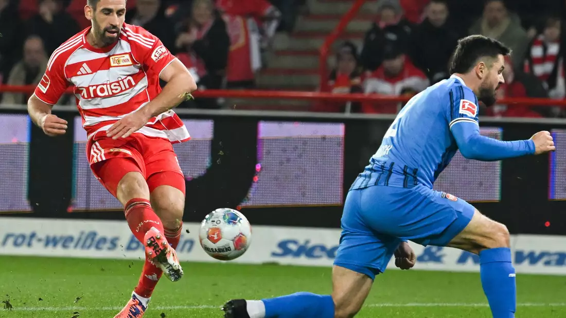 Berlins Torschütze Rani Khedira im Duell mit dem Heidenheimer Adrian Beck. - Bild: Soeren Stache/dpa