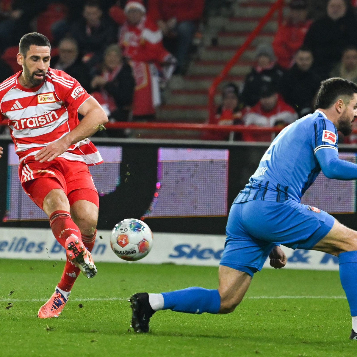 Berlins Torschütze Rani Khedira im Duell mit dem Heidenheimer Adrian Beck. - Foto: Soeren Stache/dpa
