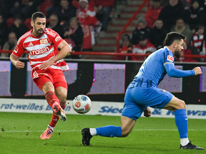 Kampf prägte die Partie. Heidenheims Marvin Pieringer (l) und Niklas Dorsch stoppen Unions Danilho Doekhi. - Foto: Soeren Stache/dpa