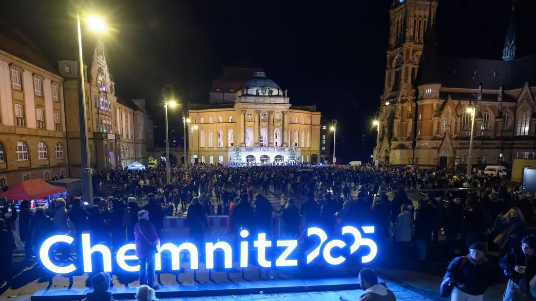 Zum Abschluss wird gemeinsam gesungen: In Chemnitz ist am Samstag das Kulturhauptstadtjahr offiziell verabschiedet worden.  - Bild: Hendrik Schmidt/dpa