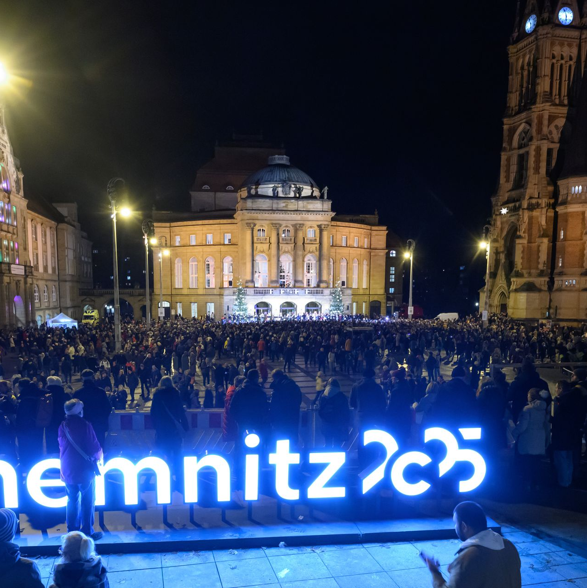 Zum Abschluss wird gemeinsam gesungen: In Chemnitz ist am Samstag das Kulturhauptstadtjahr offiziell verabschiedet worden.  - Foto: Hendrik Schmidt/dpa
