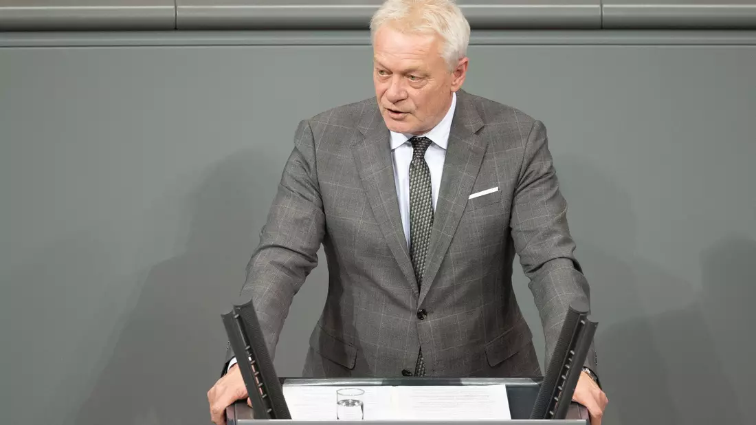 Landwirtschaftsminister Alois Rainer spricht sich dafür aus, die Landwirtschaft bei Sicherheitsübungen mitzudenken.  - Bild: Markus Lenhardt/dpa