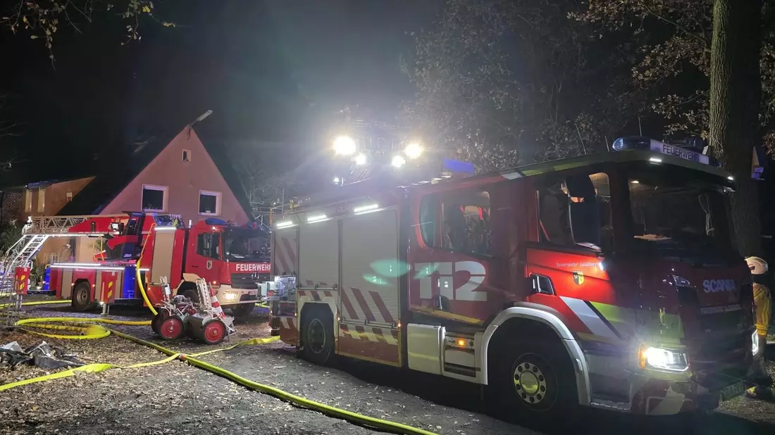 FW-GLA: Feuerwehr Gladbeck unterstützt mit Speziallöschtechnik bei Dachstuhlbrand in Waltrop - Bild: presseportal.de