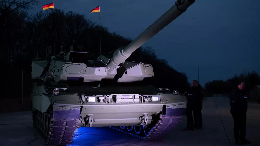 Der Leopard 2 A8 bei der ersten öffentlichen Präsentation Ende November (Archiv) - Bild: Sven Hoppe/dpa