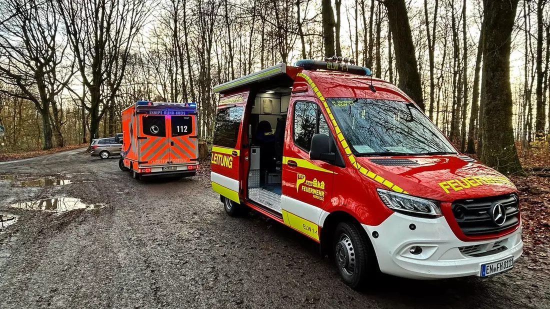 FW-EN: Medizinischer Notfall während Veranstaltung im Waldgebiet - Umfangreicher Einsatz von Feuerwehr und Rettungsdienst - Bild: presseportal.de