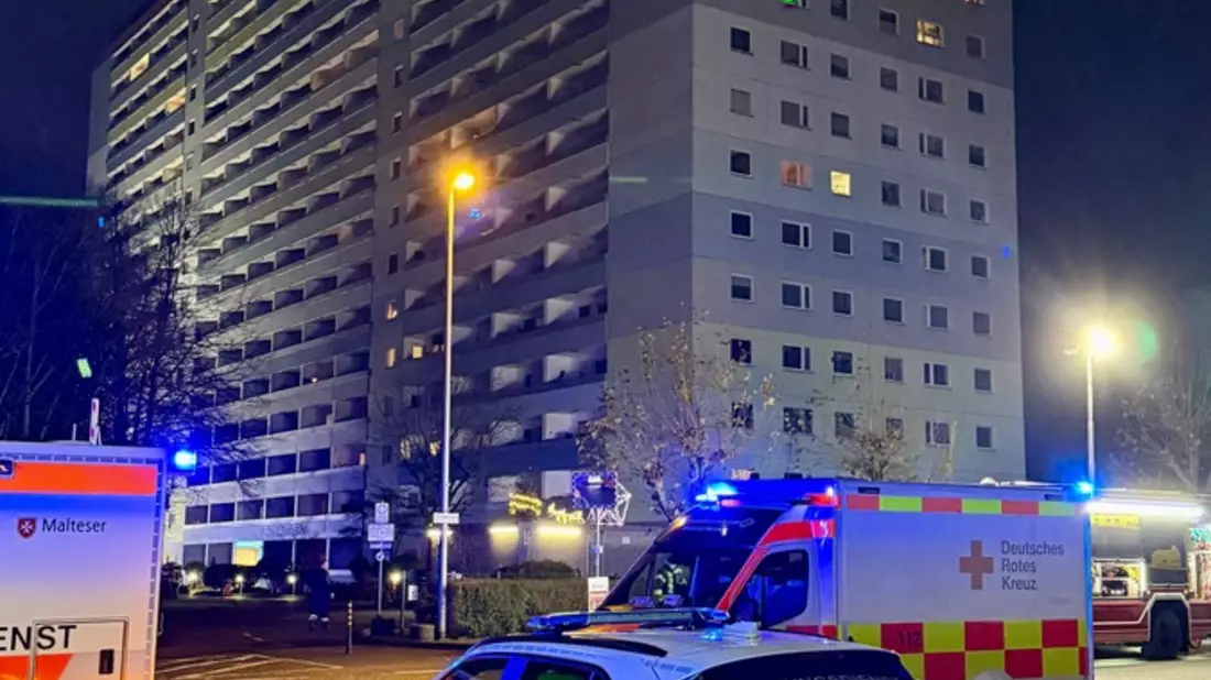 Feuerwehr MTK: Brand im 15. Obergeschoss eines Wohnhochhauses - Großeinsatz in Okriftel - Bild: presseportal.de