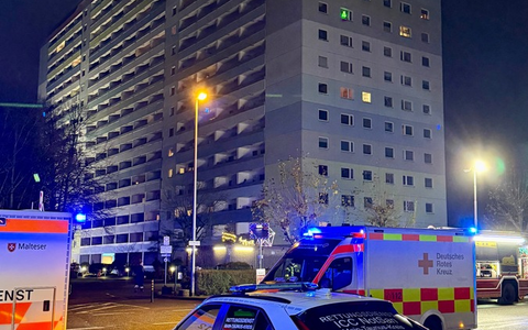 Feuerwehr MTK: Brand im 15. Obergeschoss eines Wohnhochhauses - Großeinsatz in Okriftel - Foto: presseportal.de