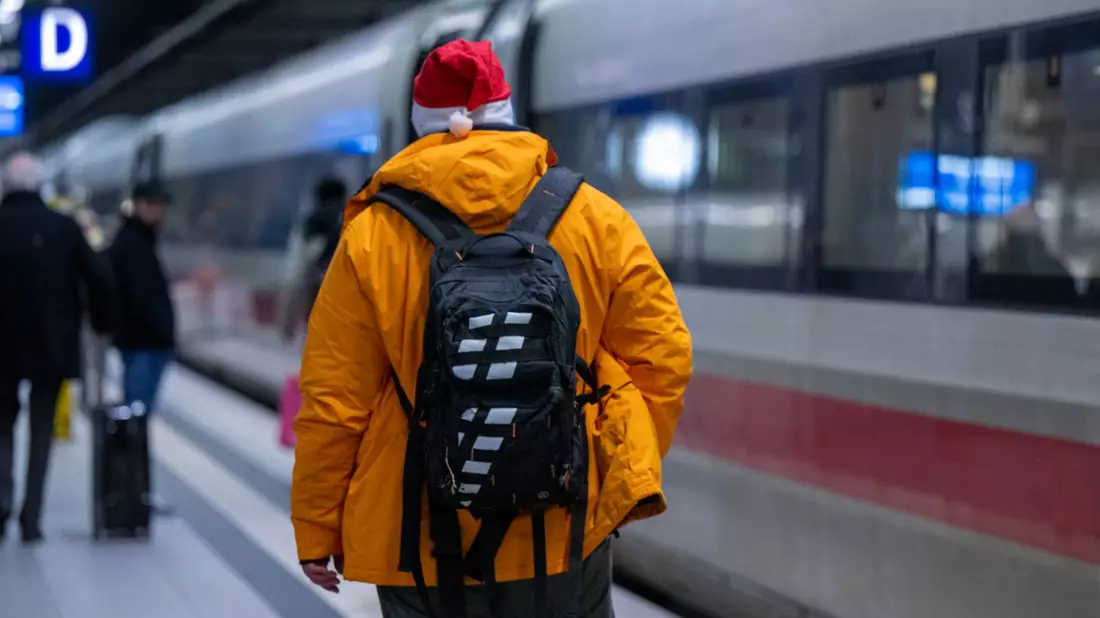Züge sind am frühen Morgen und am späten Abend in der Regel weniger voll. (Archivbild) - Bild: Monika Skolimowska/dpa