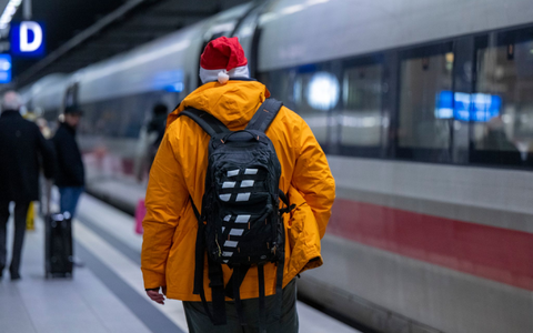 Züge sind am frühen Morgen und am späten Abend in der Regel weniger voll. (Archivbild) - Foto: Monika Skolimowska/dpa