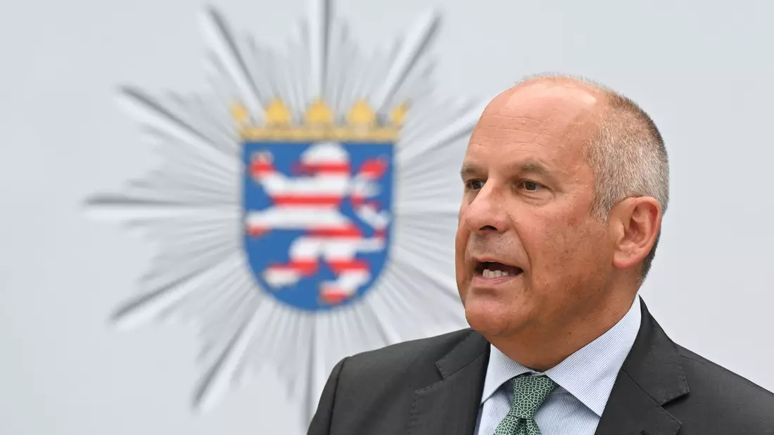 «Es ist der Polizei zu verdanken, dass es nicht zu weiteren Eskalationen gekommen ist», sagt Poseck.  - Bild: Arne Dedert/dpa