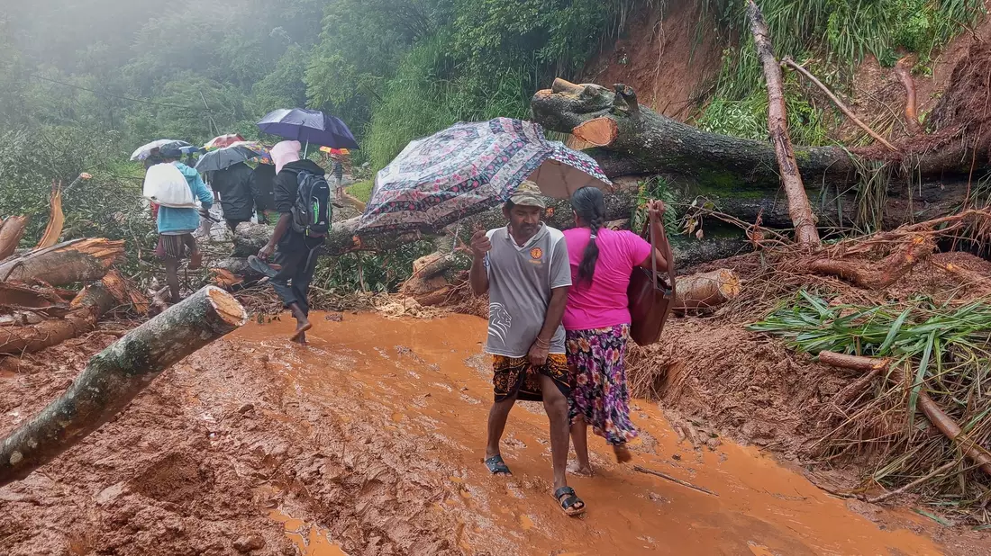 Viele Regionen kämpfen mit Erdrutschen. - Bild: Lakshmen Neelawathura/AP/dpa
