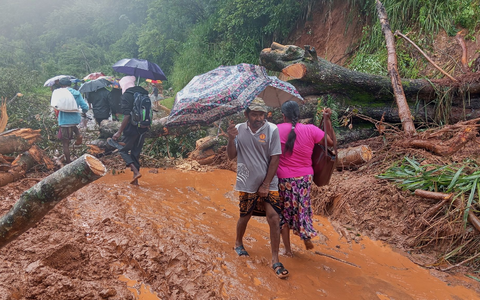 Viele Regionen kämpfen mit Erdrutschen. - Foto: Lakshmen Neelawathura/AP/dpa