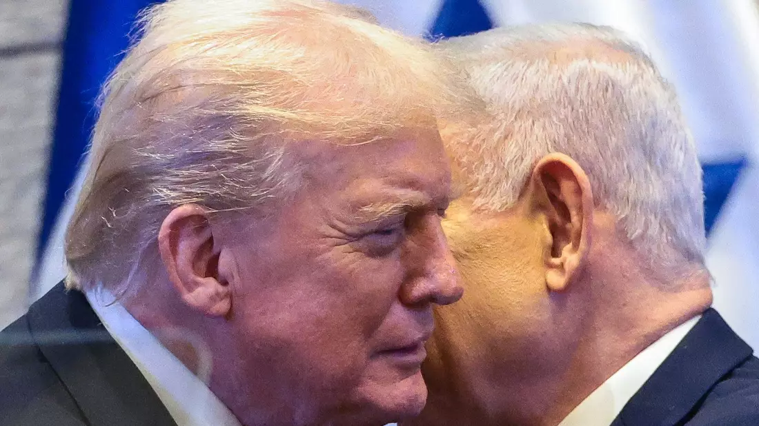 US-Präsident Donald Trump spricht bei seinem Besuch in Israels Parlament mit dem Ministerpräsidenten Benjamin Netanjahu. (Archivbild) - Bild: Evelyn Hockstein/Pool Reuters/AP/dpa