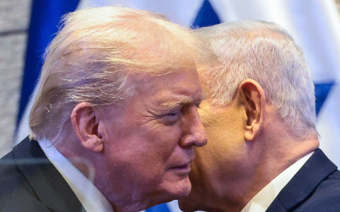 US-Präsident Donald Trump spricht bei seinem Besuch in Israels Parlament mit dem Ministerpräsidenten Benjamin Netanjahu. (Archivbild) - Foto: Evelyn Hockstein/Pool Reuters/AP/dpa