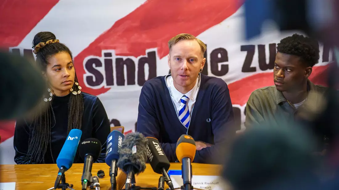 Der Marburger Anwalt Jannik Rienhoff sieht Rechtsbrüche seitens der Polizei während der Proteste gegen die Neugründung der AfD-Jugendorganisation in Gießen. - Bild: Andreas Arnold/dpa