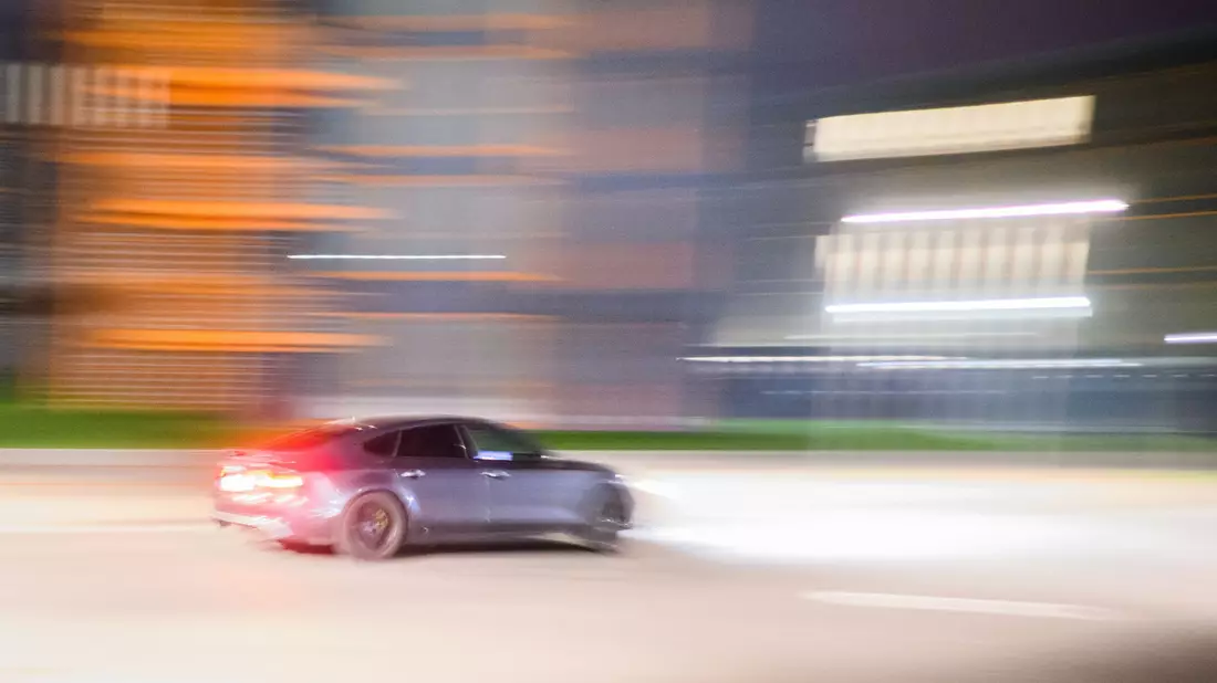 Etliche Teilnehmer des Tuning-Treffens sollen die eintreffende Polizei angegriffen haben. (Symbolbild) - Bild: Julian Stratenschulte/dpa