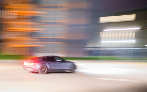 Etliche Teilnehmer des Tuning-Treffens sollen die eintreffende Polizei angegriffen haben. (Symbolbild) - Foto: Julian Stratenschulte/dpa