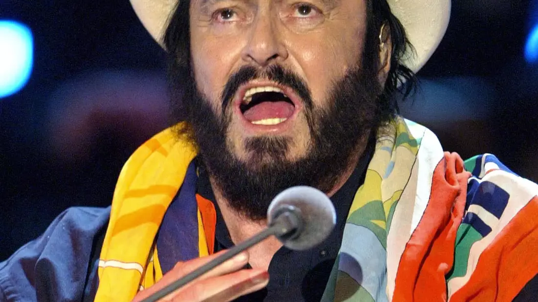 Der echte Luciano Pavarotti - 2003 bei einem «Wetten, dass..?»-Auftritt. (Archivbild) - Bild: Uli Deck/dpa-pool/dpa
