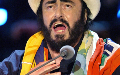Der echte Luciano Pavarotti - 2003 bei einem «Wetten, dass..?»-Auftritt. (Archivbild) - Foto: Uli Deck/dpa-pool/dpa