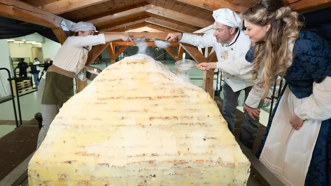 Reichlich Butter, Zucker und Puderzucker kamen dazu. - Bild: Sebastian Kahnert/dpa
