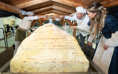 Reichlich Butter, Zucker und Puderzucker kamen dazu. - Foto: Sebastian Kahnert/dpa