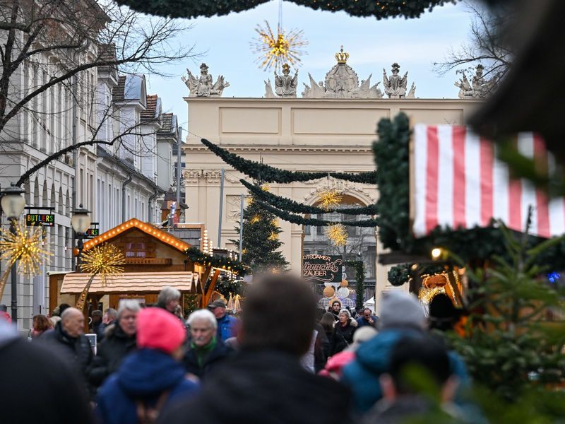 Sparen und auf größere Anschaffungen verzichten, das ist zurzeit das Credo der Verbraucherinnen und Verbraucher. (Archivbild) - Foto: Soeren Stache/dpa/ZB