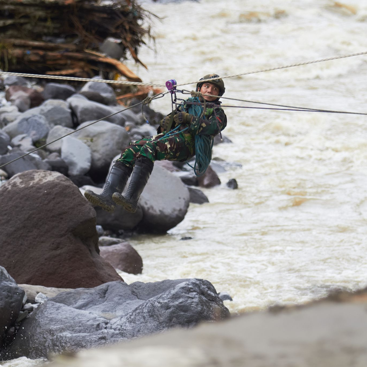 Rettungskräfte sind seit Tagen im Einsatz. - Foto: Nazar Chaniago/AP/dpa