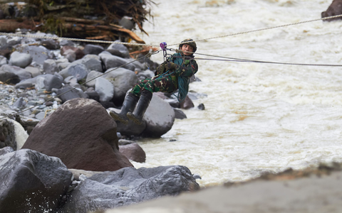 Erdrutsche und Sturzfluten haben schwere Schäden angerichtet. - Foto: Nazar Chaniago/AP/dpa