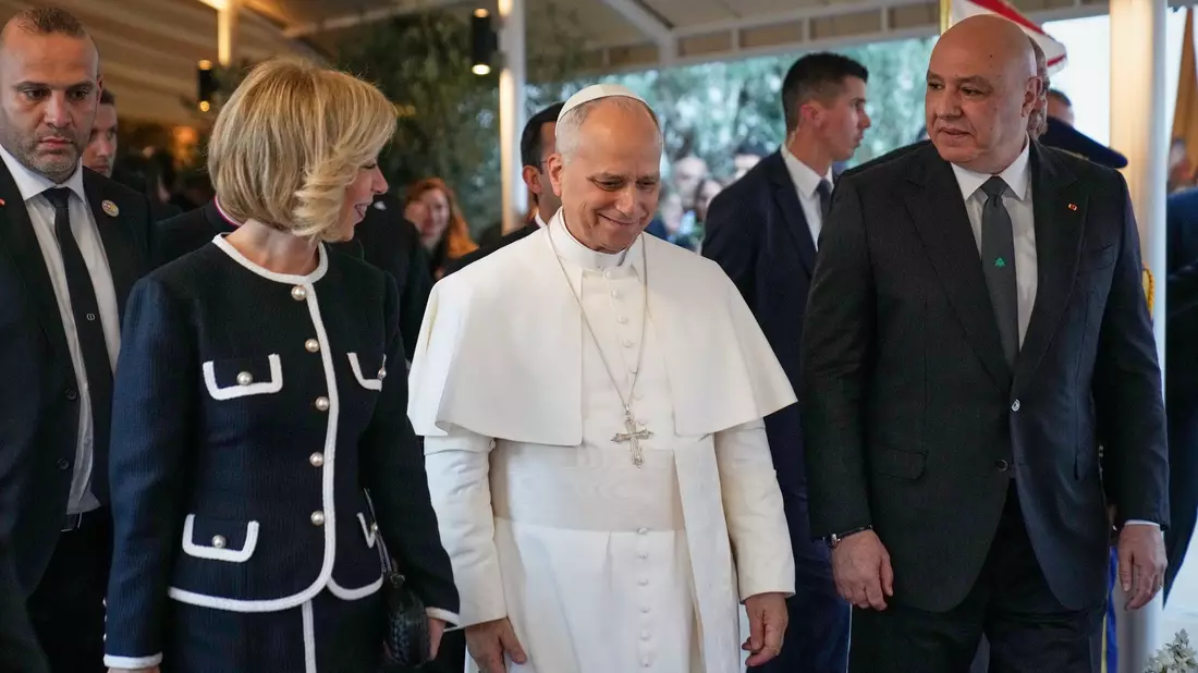 Papst Leo XIV. nach seiner Ankunft im Libanon. - Bild: Hussein Malla/AP/dpa