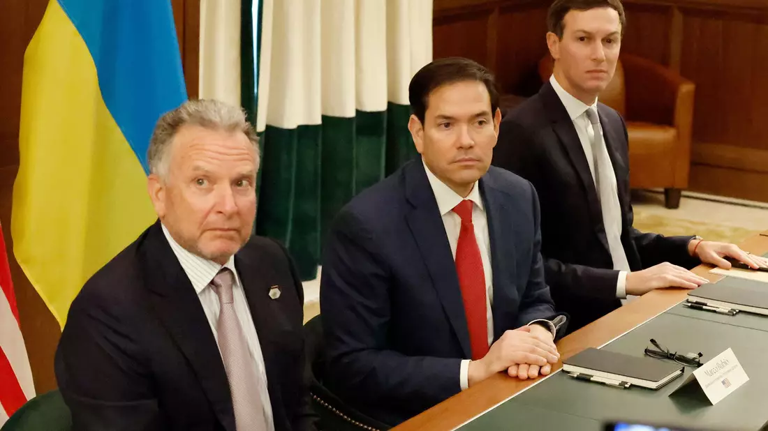 Auf US-Seite verhandeln unter anderem Außenminister Marco Rubio (M.) und der Sondergesandte Steve Witkoff (l.). - Bild: Terry Renna/AP/dpa