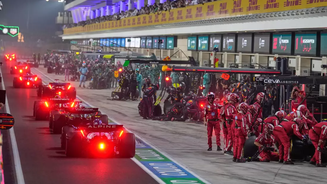 Nur McLaren verzichtete auf einen Reifenwechsel während einer Safety-Car-Phase. - Bild: Altaf Qadri/AP POOL/AP/dpa