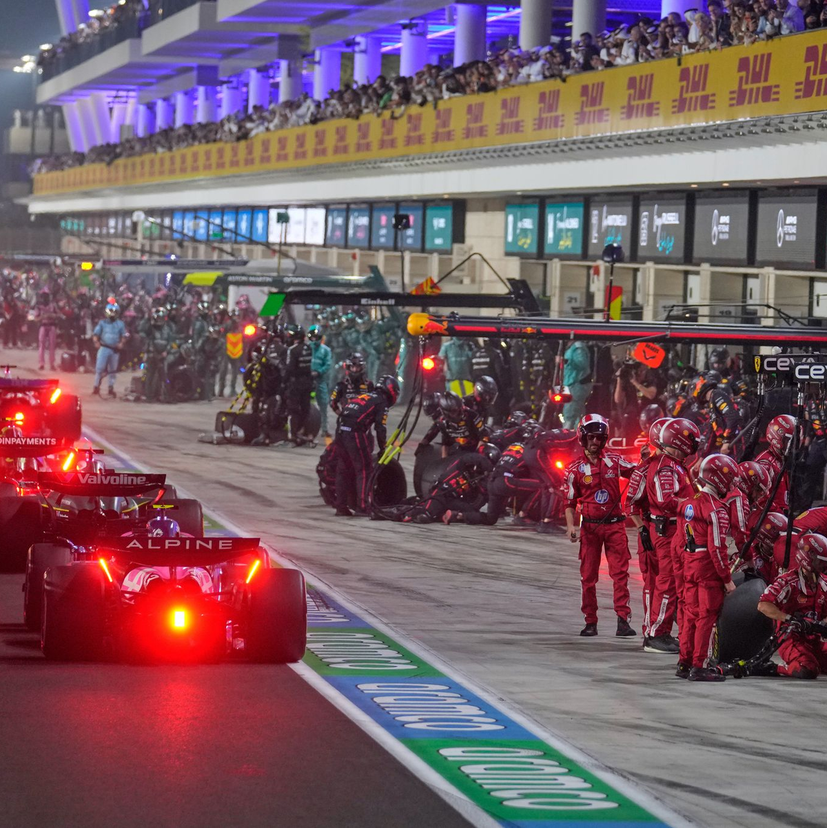 Nur McLaren verzichtete auf einen Reifenwechsel während einer Safety-Car-Phase. - Foto: Altaf Qadri/AP POOL/AP/dpa