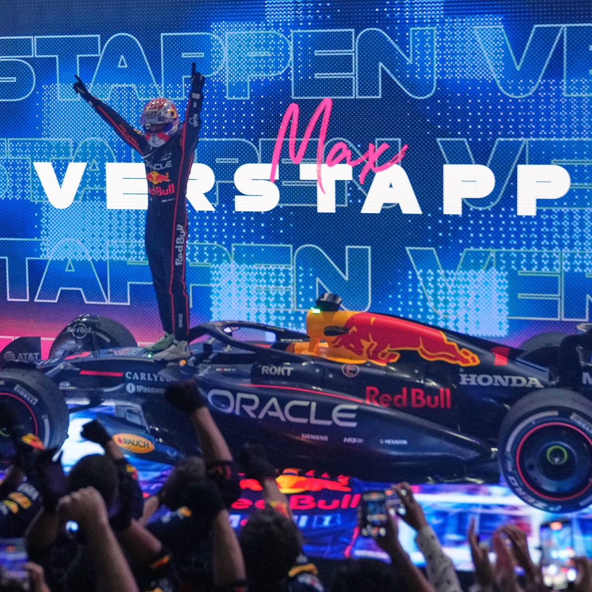 Der Weltmeister auf der Siegerbühne. - Foto: Altaf Qadri/AP/dpa