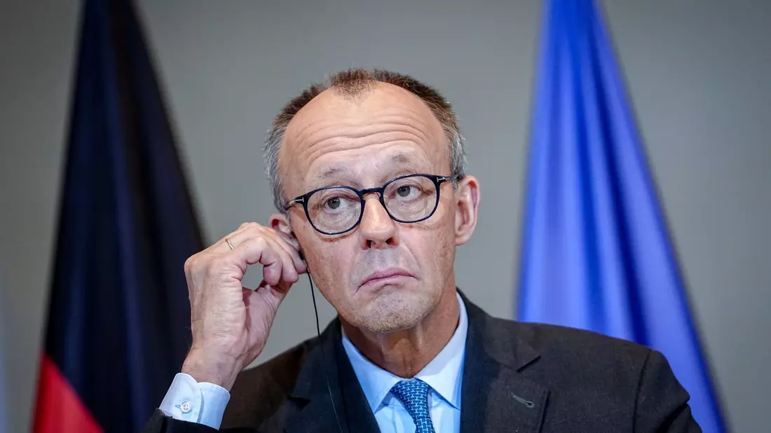 Der Regierungssprecher sieht nur eine äußerliche Ähnlichkeit zwischen Merz und Stromberg. (Archivbild) - Bild: Kay Nietfeld/dpa
