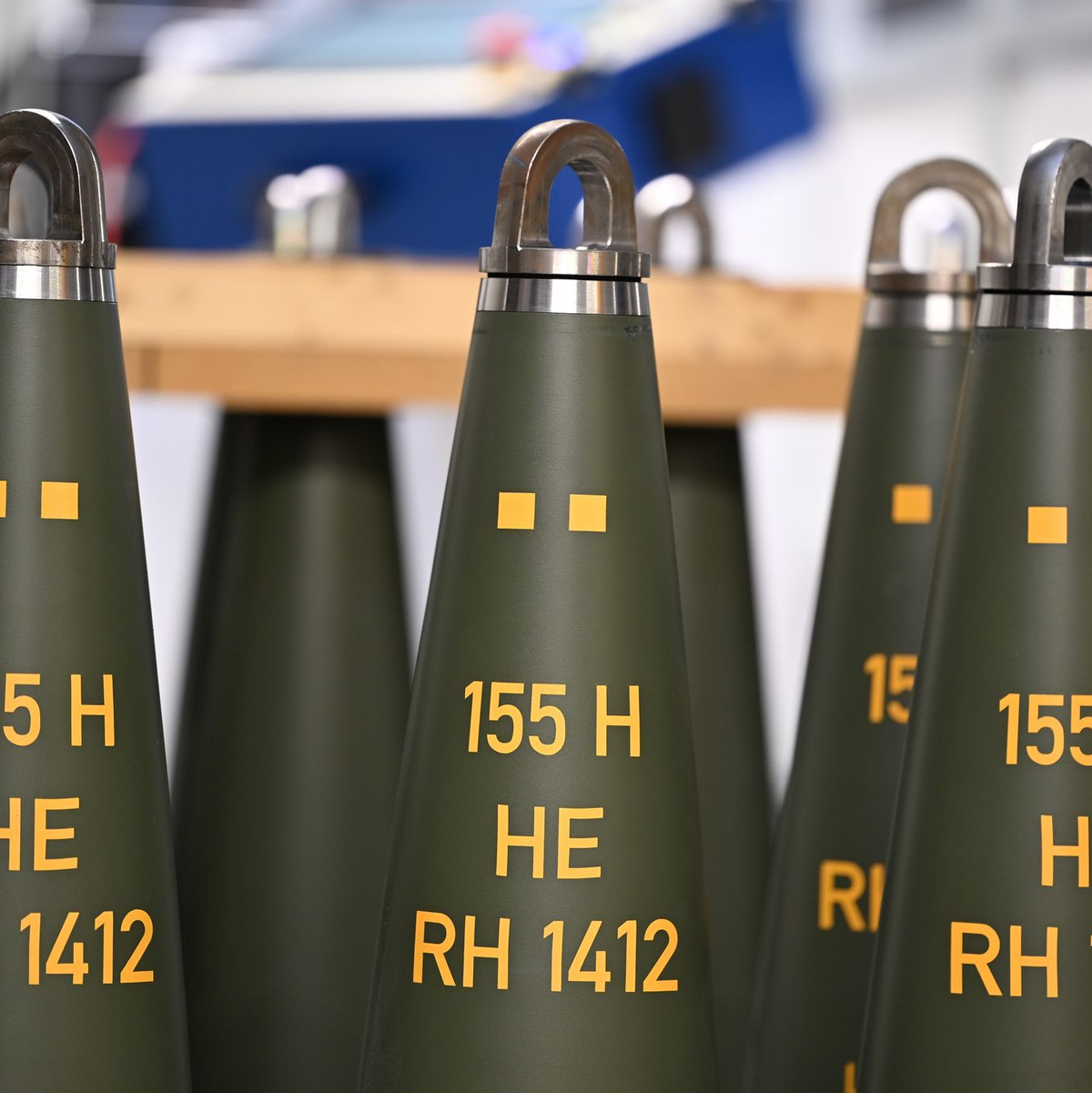 Rheinmetall stellt unter anderem Artilleriemunition vom Kaliber 155 mm her. (Archivbild) - Foto: Wolf von Dewitz/dpa