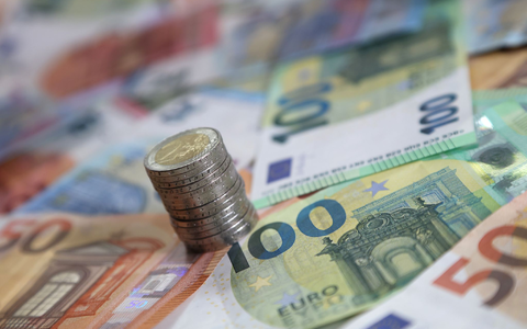 Wissen von wo es kommt: Honiggläser müssen künftig alle Herkunftsländer samt Mengenanteilen ausweisen. (Symbolbild) - Foto: Karl-Josef Hildenbrand/dpa