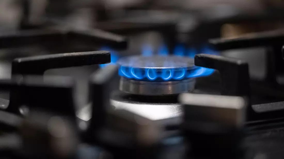 Die Gasspeicherumlage entfällt – ob Preise sinken, hängt vom Gesamtgaspreis ab. (Symbolbild) - Bild: Marijan Murat/dpa