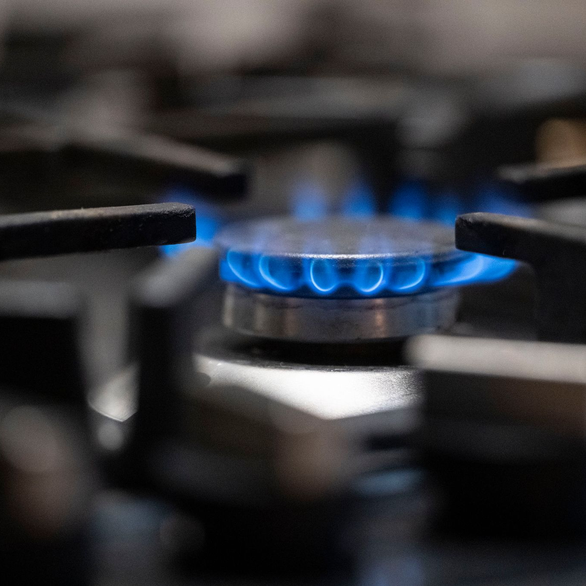 Die Gasspeicherumlage entfällt – ob Preise sinken, hängt vom Gesamtgaspreis ab. (Symbolbild) - Foto: Marijan Murat/dpa