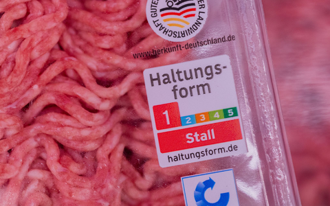 Das neue Logo soll im Supermarkt zeigen, wie die Tiere gehalten wurden. (Symbolbild) - Foto: Rolf Vennenbernd/dpa