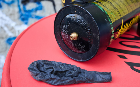 Lachgas hatte sich zur beliebten Partydroge gemausert und wird oft über einen Luftballon konsumiert. (Symbolbild) - Foto: Annette Riedl/dpa