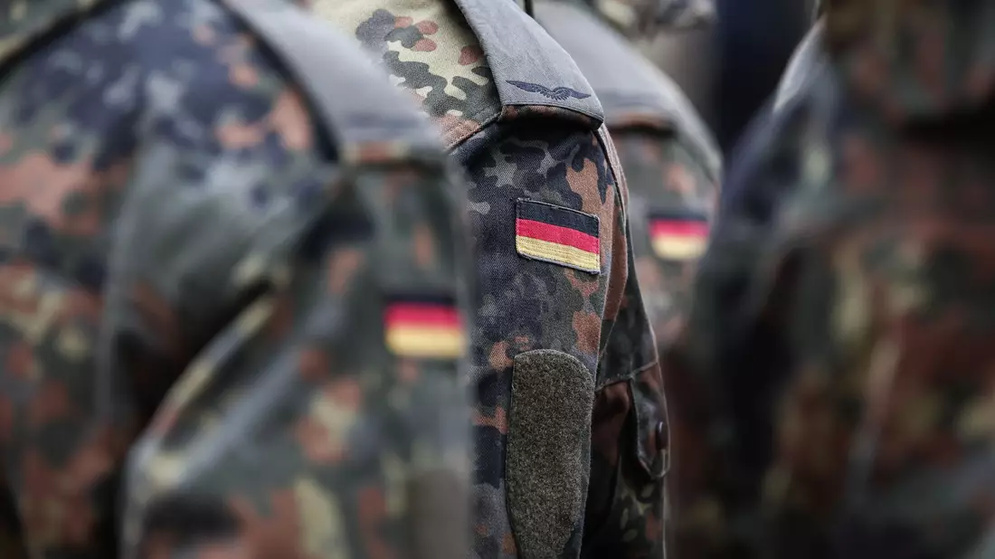 Junge Leute bekommen bald Post von der Bundeswehr. (Archivbild) - Bild: Hannes P. Albert/dpa