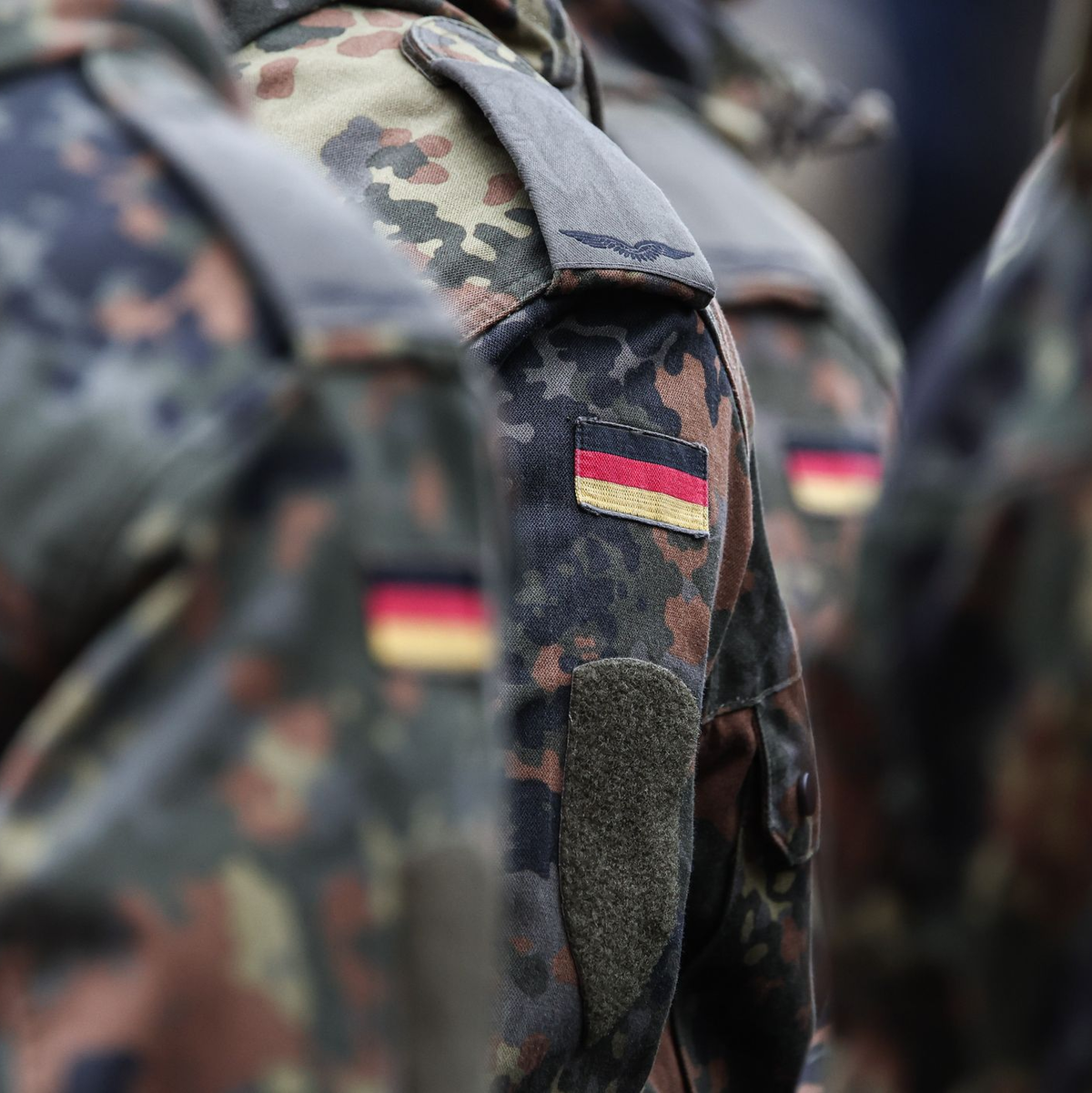 Junge Leute bekommen bald Post von der Bundeswehr. (Archivbild) - Foto: Hannes P. Albert/dpa