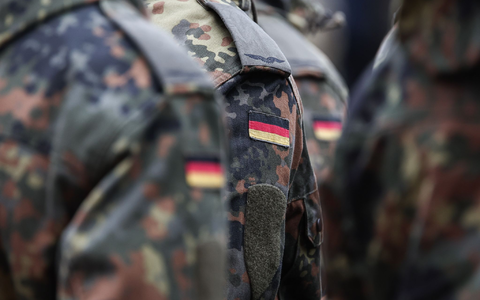 Junge Leute bekommen bald Post von der Bundeswehr. (Archivbild) - Foto: Hannes P. Albert/dpa