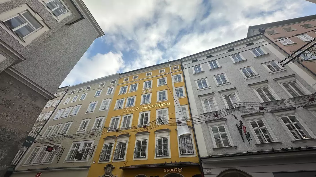 Blick auf das Geburtshaus von Mozart in der Getreidegasse in der Salzburger Altstadt. (Archivbild) - Bild: Gregor Tholl/dpa