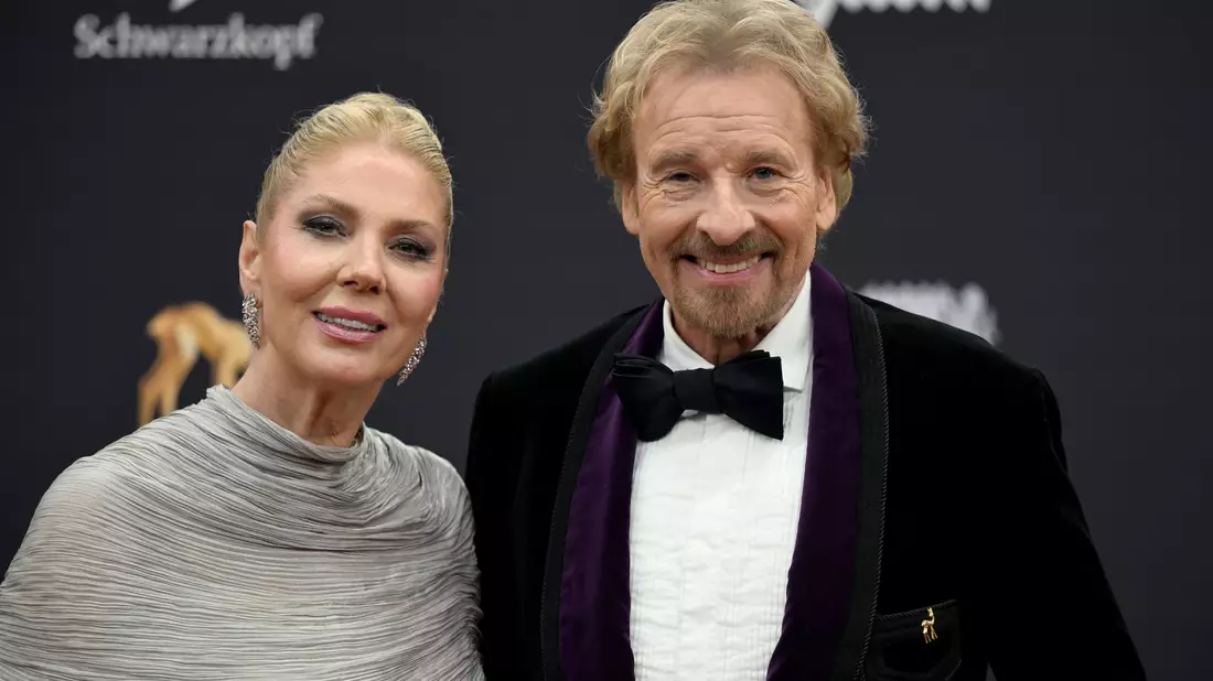 An Gottschalks Seite ist Ehefrau Karina. (Archivbild) - Bild: Felix Hörhager/dpa
