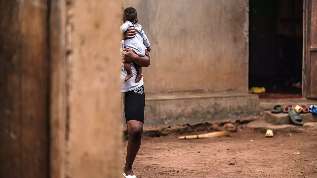 Welt-Aids-Tag 2025 / Rückschritt auf Kosten der Frauen und Kinder / Massive Kürzungen gefährden die Bekämpfung von HIV und Aids - und zahllose Menschenleben - Bild: presseportal.de