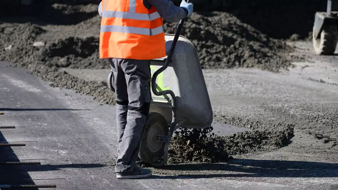 Staatliche Milliarden für Straßen, Schienen und Verteidigung sollen 2026 die Wirtschaft ankurbeln. (Symbolbild) - Bild: Robert Michael/dpa