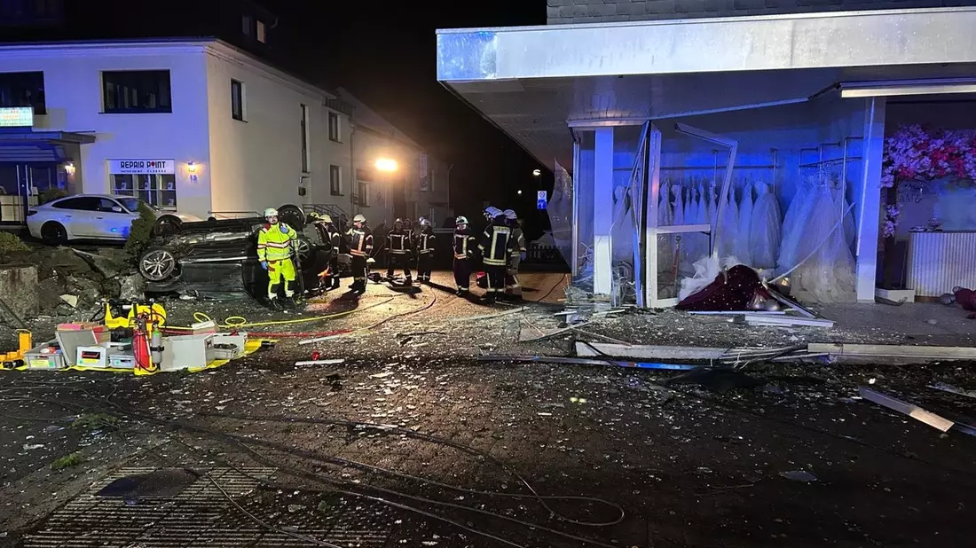 FF Olsberg: PKW durchfährt in Olsberg Schaufenster, 3 Männer schwer verletzt - Bild: presseportal.de