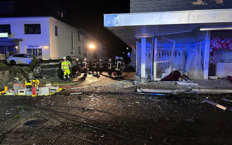 FF Olsberg: PKW durchfährt in Olsberg Schaufenster, 3 Männer schwer verletzt - Foto: presseportal.de