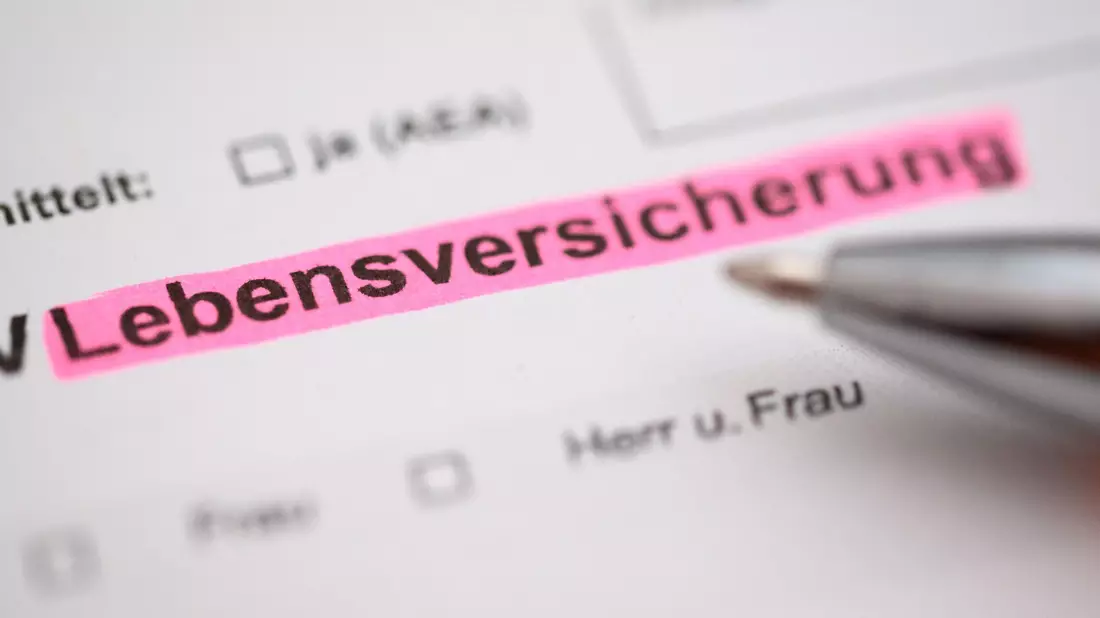 Die deutsche Wirtschaft ist in einer Dauerflaute gefangen, doch die Versicherungsbranche fährt nicht schlecht. Lebensversicherungskunden können mit stabilen Zinsen rechnen. (Symbolbild) - Bild: Jonas Walzberg/dpa